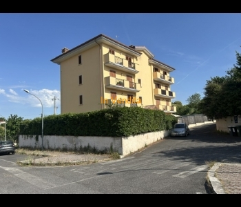 PALESTRINA, TRILOCALE CON POSTO AUTO E BALCONE. 
